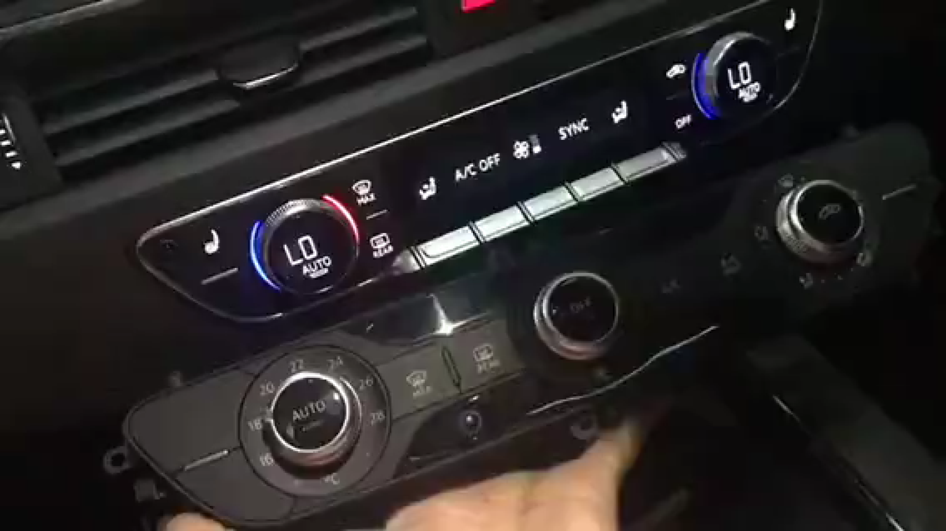 17款奥迪a4l a5 q5改双区液晶空调面板高配空调