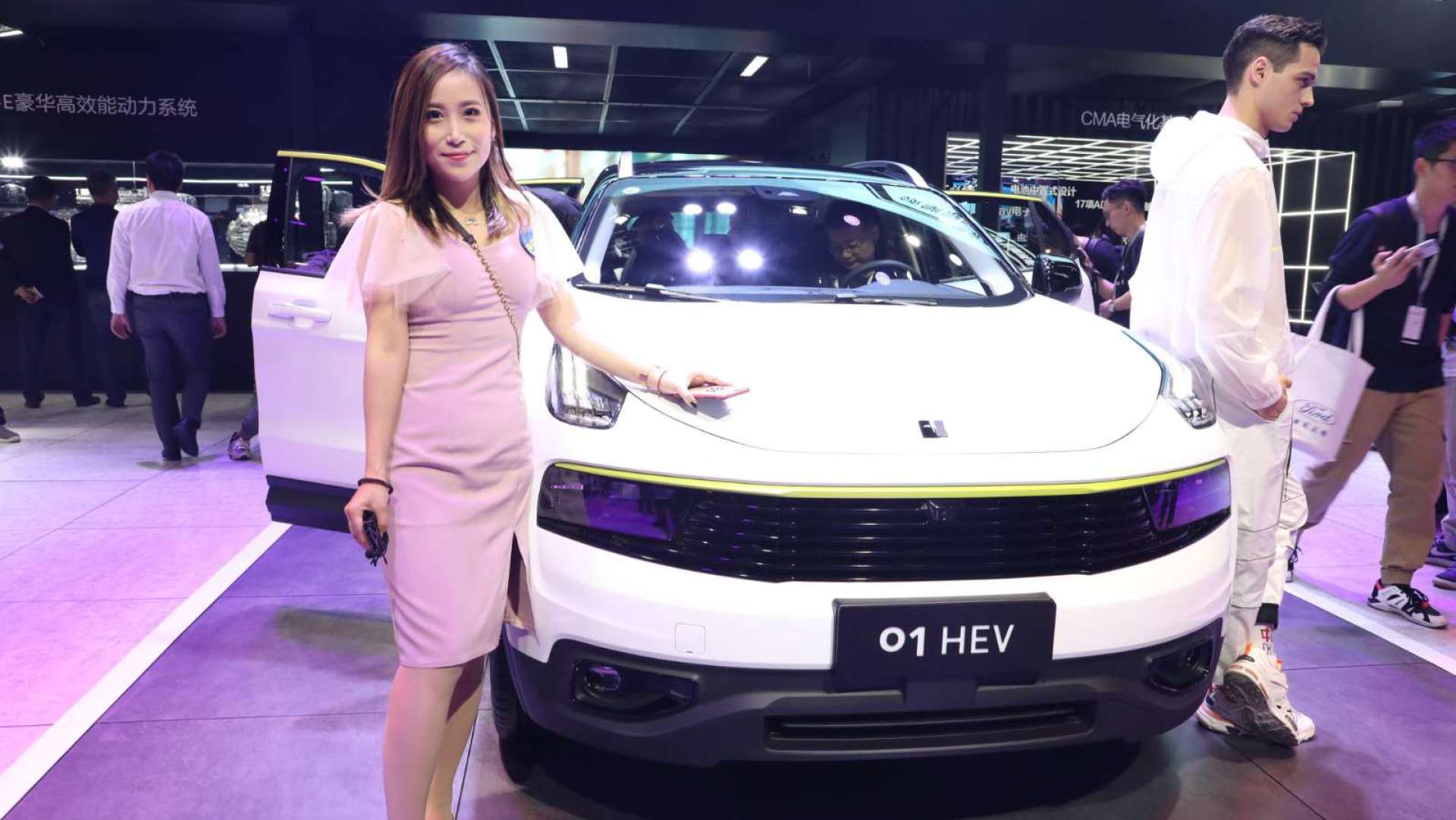 2019广州车展:领克01 hev油电混合动力车型亮相广州车展