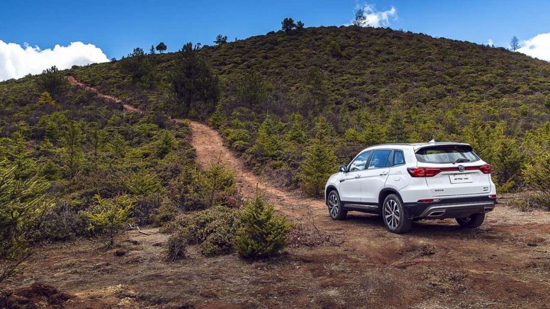 车子过颠簸路段有异响?不一定与减震器有关,检查它