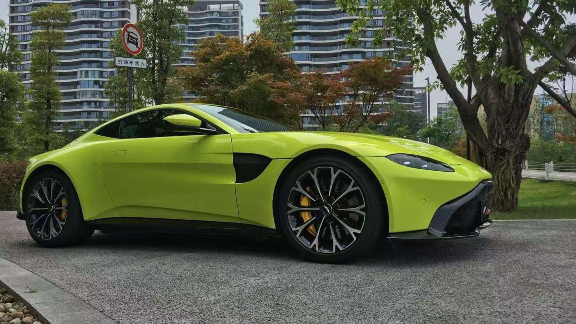 我们来看看阿斯顿马丁vantage的碳纤维包围与空气动力