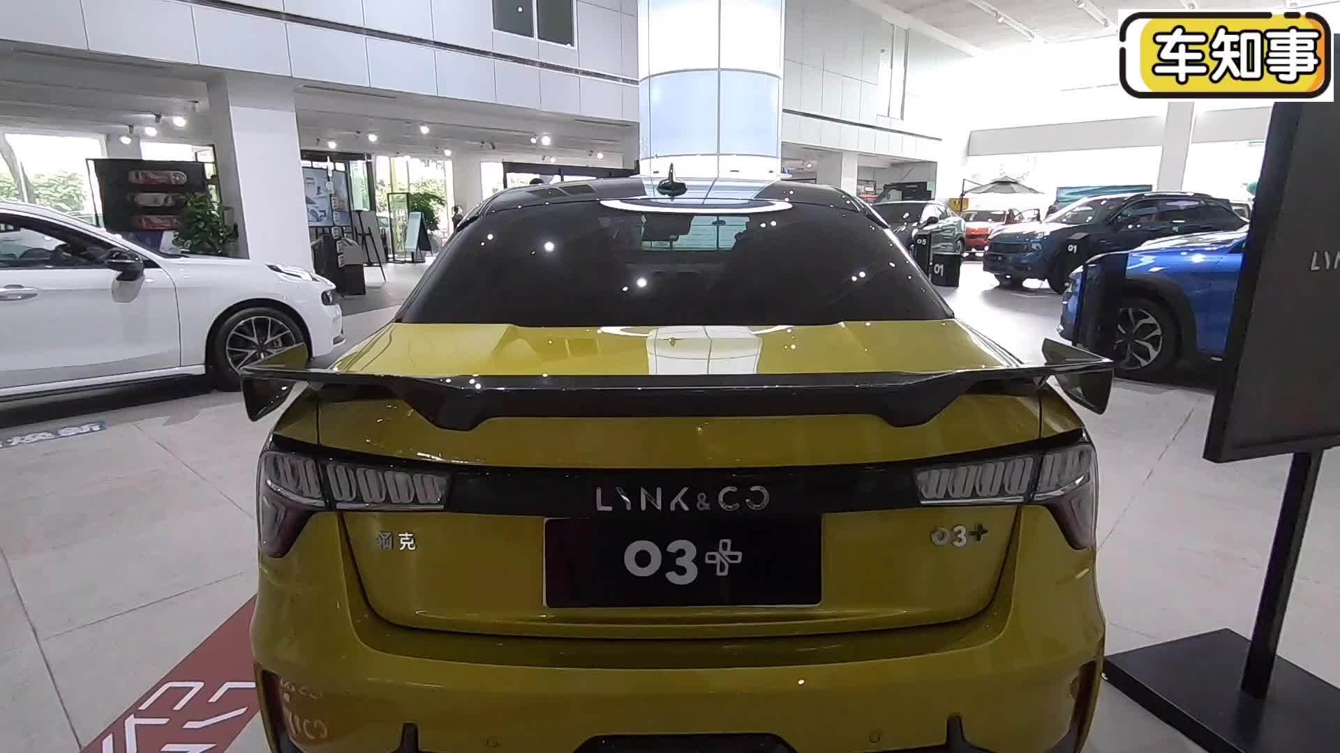 实拍领克03 |车尾的碳纤维大尾翼很吸引人,尾部设计很唬人