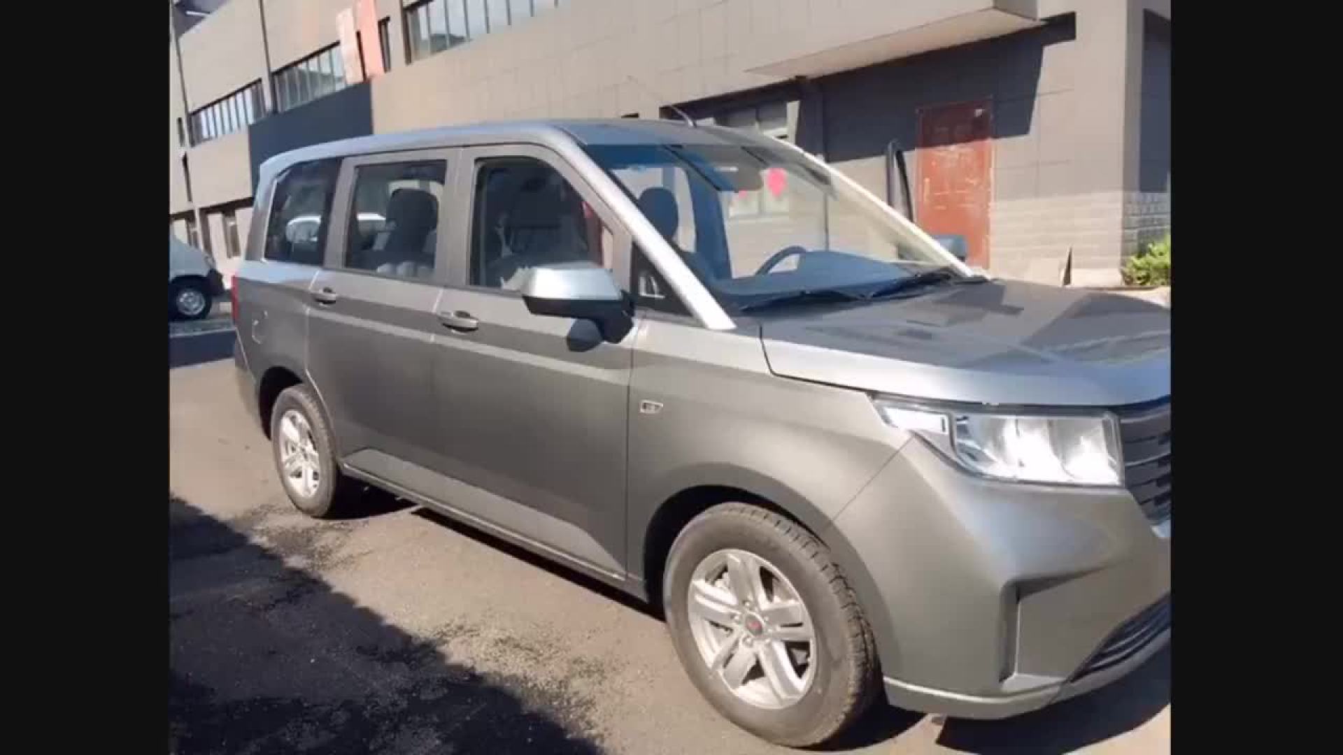 五菱宏光plus是一款家庭创业神器银色狠养眼