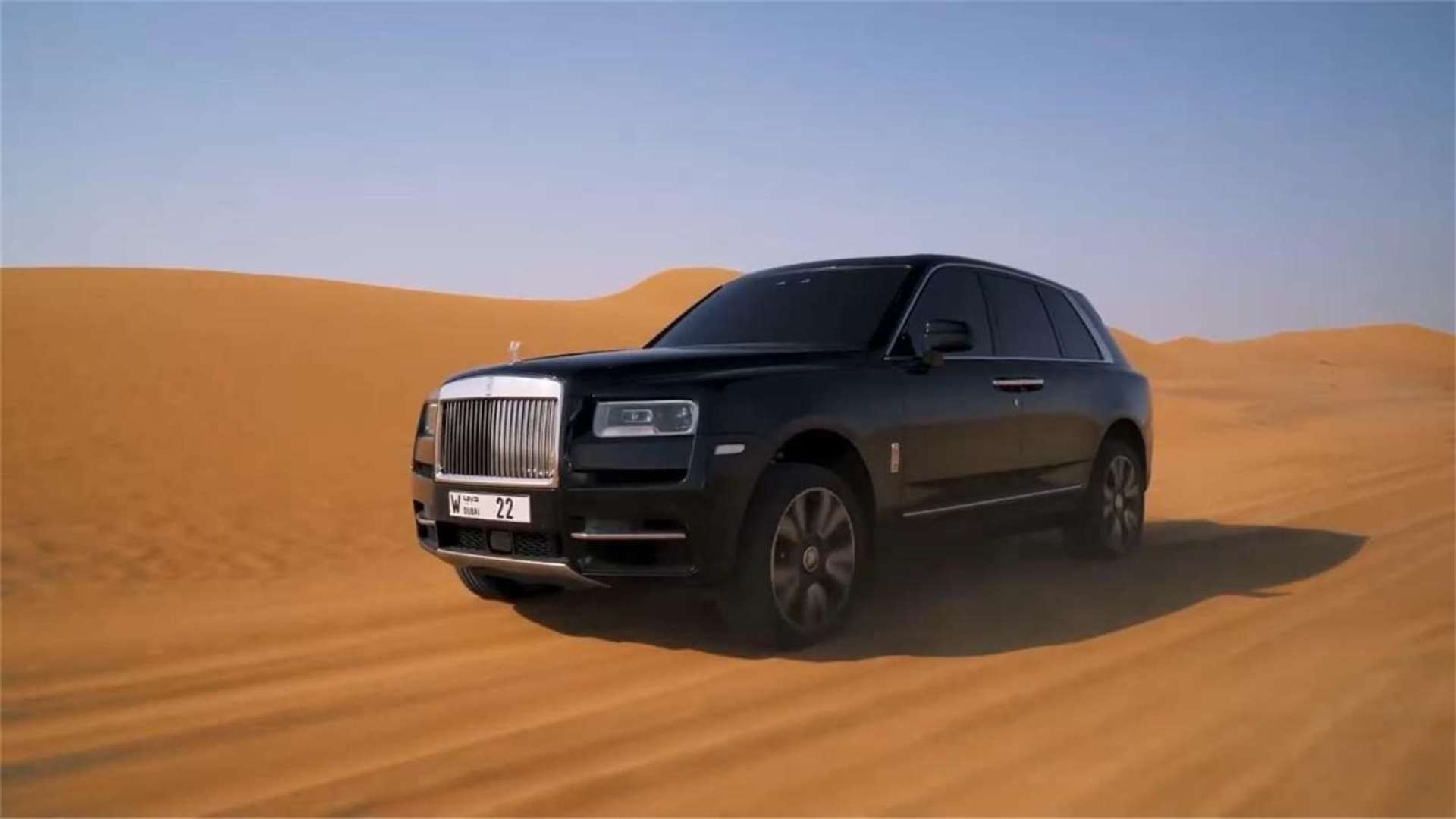 沙漠迎来欢庆女神 土豪车主库里南沙漠漂移