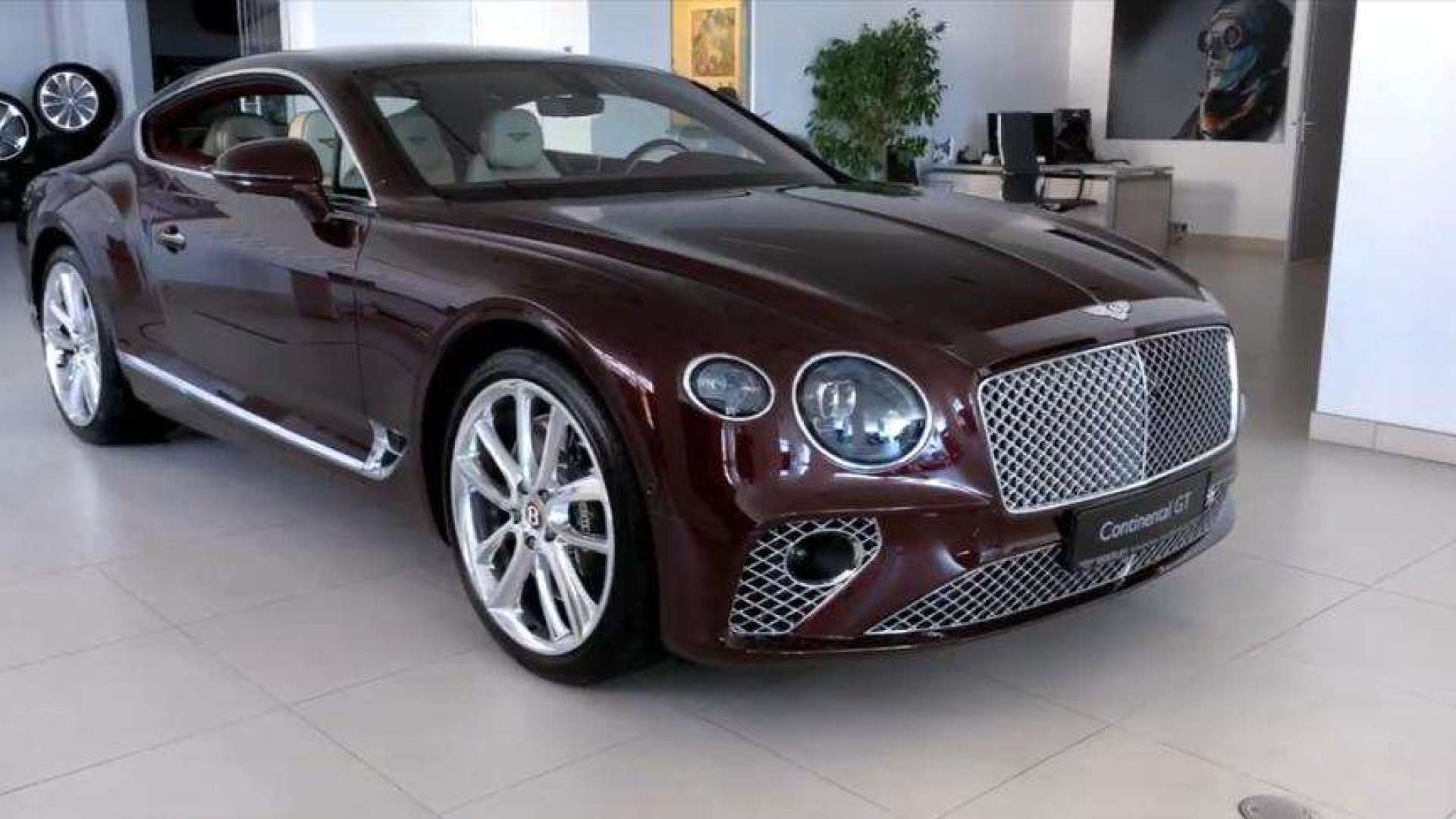 2020款宾利欧陆gt w12版,打开无框车门看到内饰,我瞬间心动了!