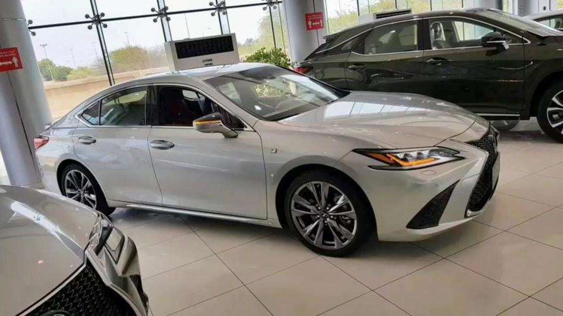 新车到店,实拍2020款雷克萨斯es350,外形太帅!