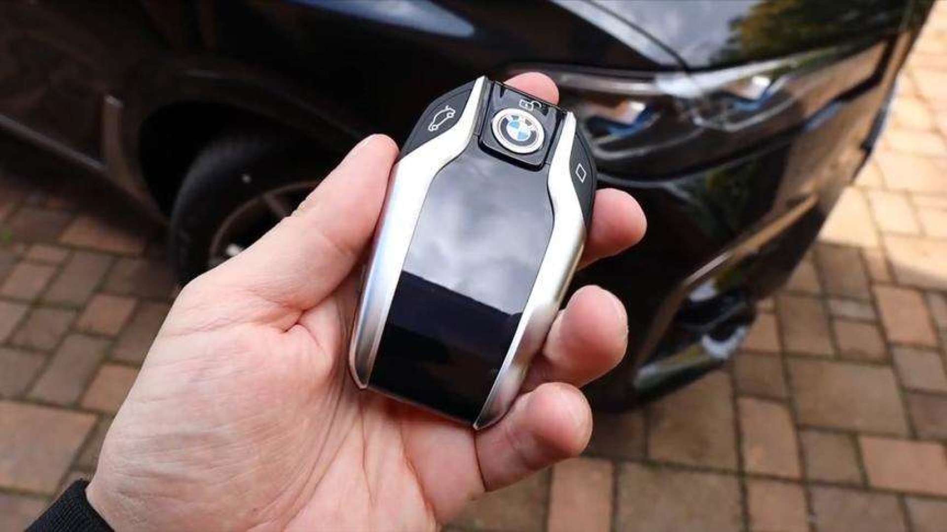 新提的2020款宝马x7,按下钥匙开启后备箱,才是霸气的开始