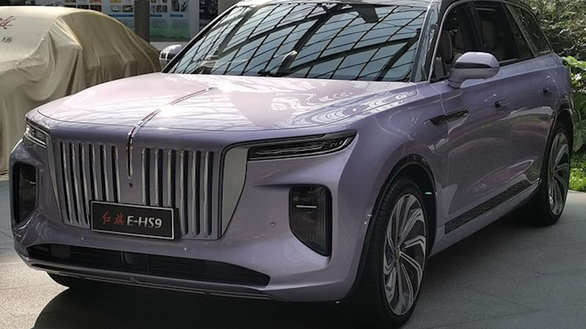 全新红旗e-hs9实车亮相 配隐藏式车门把手 续航超600km