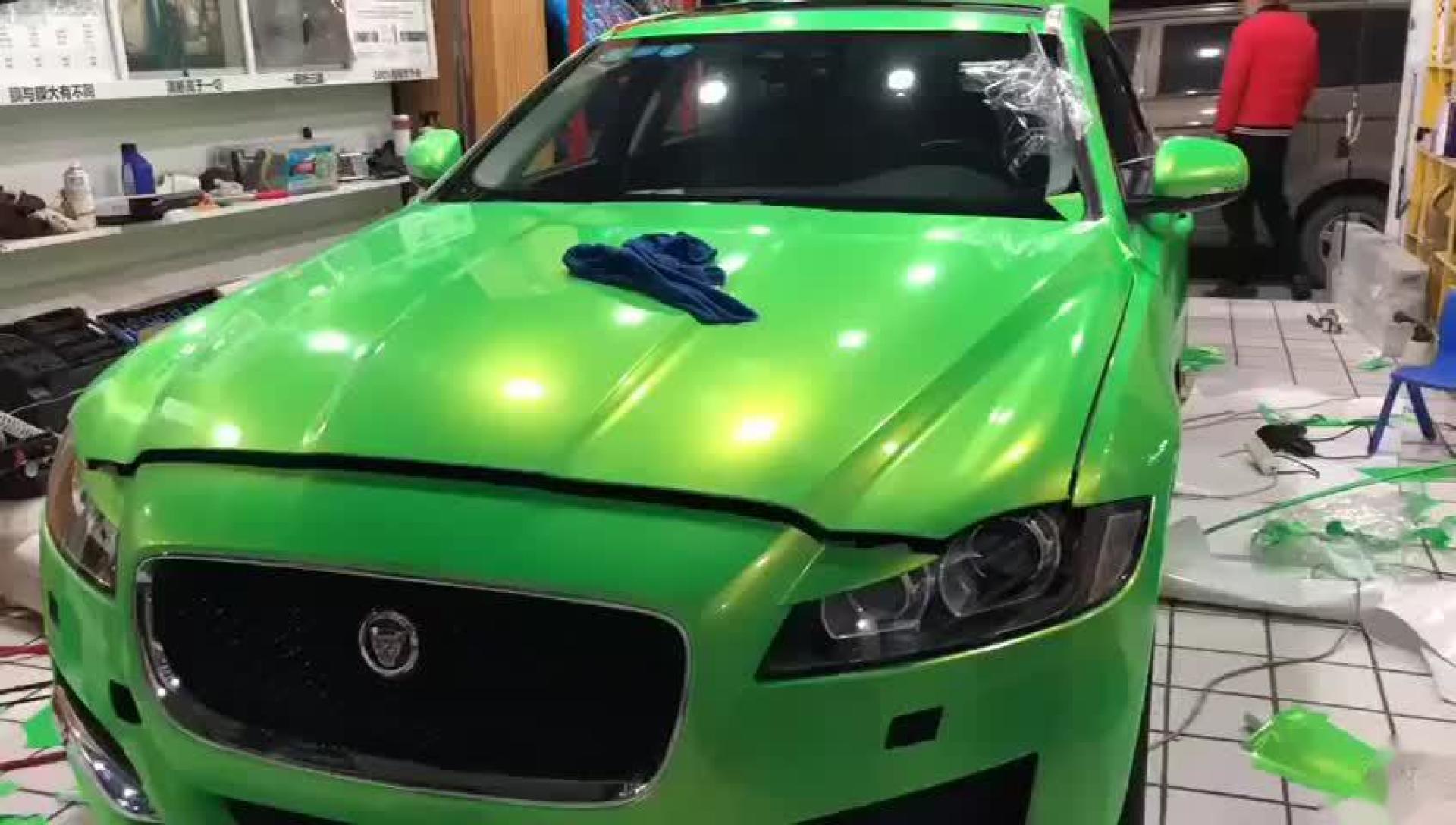 捷豹xf幻彩水晶苹果绿车身膜施工完成,开始装配细节检查